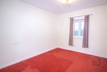 1 Bedroom Flat - Purpose Built - Photo 3