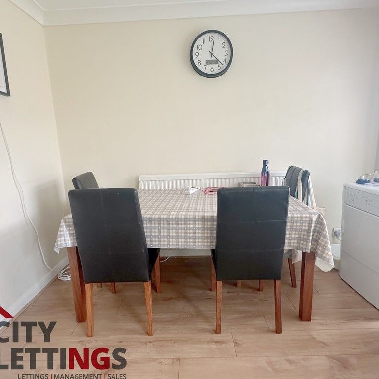 2 Bedroom Mid Terraced House - Photo 1