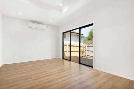 Modern Three Bedroom Townhouse - Photo 2