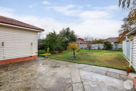 UPDATED 3 BED HOME, CLOSE TO SCHOOLS AND SHOPS - Photo 3