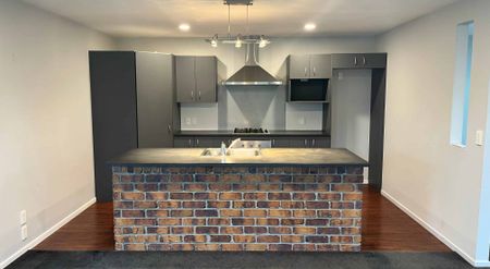 Spacious 3 Bedroom Home - Photo 3