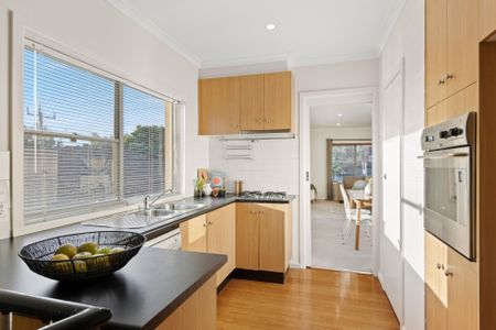 2/22 Chestnut Street, Surrey Hills - Photo 2
