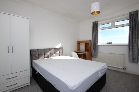 1 bedroom in a house share to rent - Photo 4