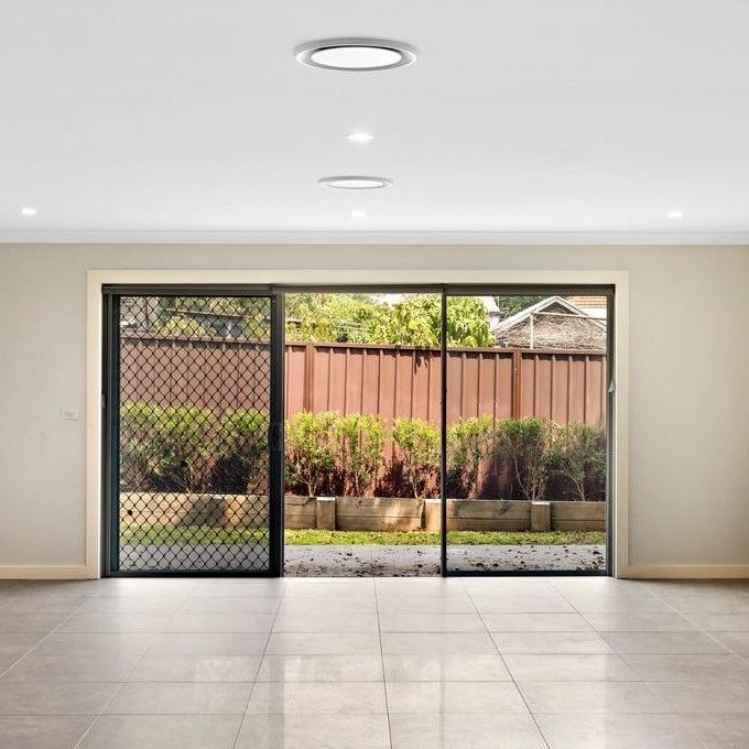 LARGE FAMILY HOUSE! - Photo 1