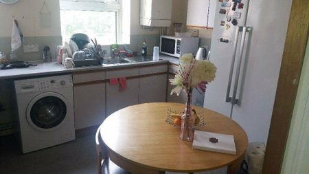 1 bedroom in a flat share to rent - Photo 5
