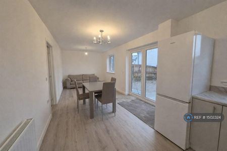 4 bedroom detached house to rent - Photo 3