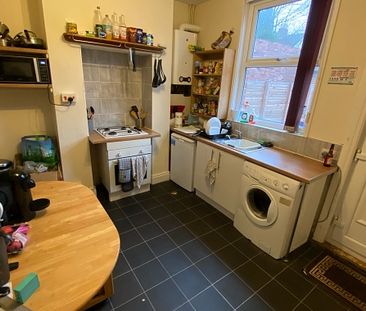 Charming 3-Bedroom Terraced Home Just Off Ecclesall Road - Photo 2
