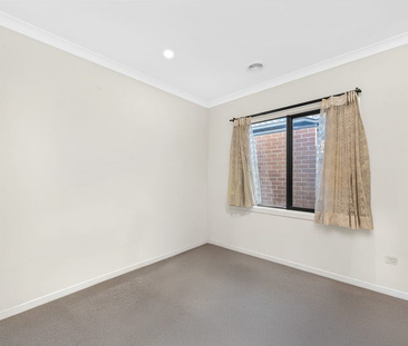 East-Facing Family Gem in the Prestigious Riverdale Estate, Tarneit! - Photo 2 | Rentumo