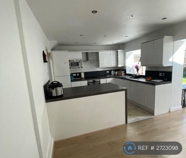 3 bedroom semi-detached house to rent - Photo 4