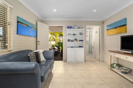 4 Bedroom Home - short term lease - Photo 3