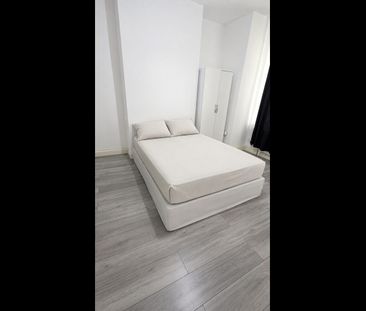 Room in a Shared House, Eversleigh Road, E6 - Photo 3