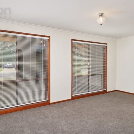 8 Warrambool Crescent Glenfield Park NSW - Photo 1