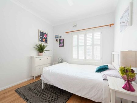 Open Plan One Bedroom Appointment Moments To The Sand of Bondi Beach - Photo 4