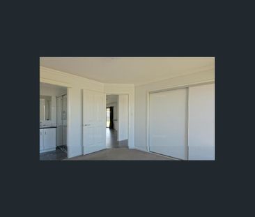 Modern Family Home in Quiet Oakey - Photo 2