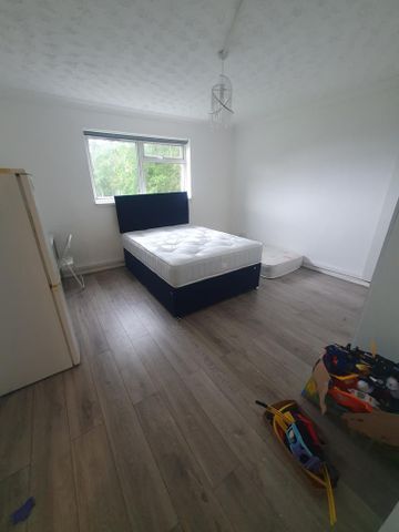1 bedroom in a flat share to rent - Photo 3