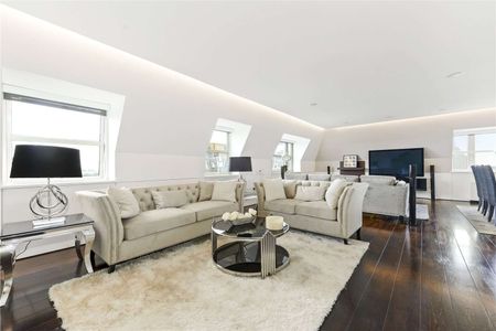 A stunning triplex penthouse apartment featuring a fabulous reception room and a private roof terrace. - Photo 3
