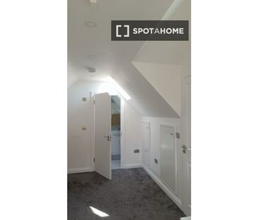 Room for rent in a 4-bedroom house in Killinardan, Dublin - Photo 2