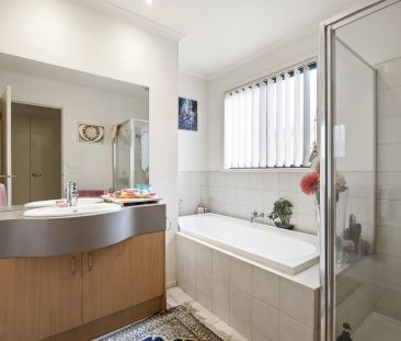 Comfortable 3-Bedroom Family Home with Excellent Entertaining Space! - Photo 2