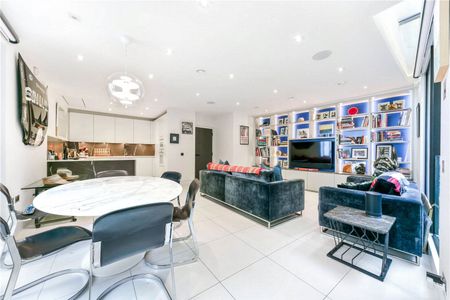 Modern mews 3 bedroom house with parking in prime Connaught Village - Photo 2