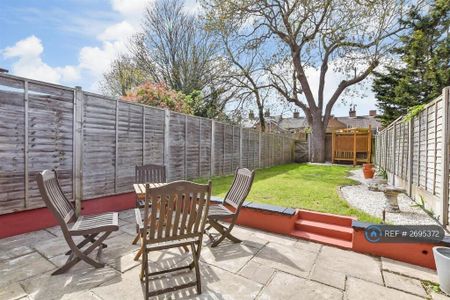 1 bedroom in a house share to rent - Photo 4