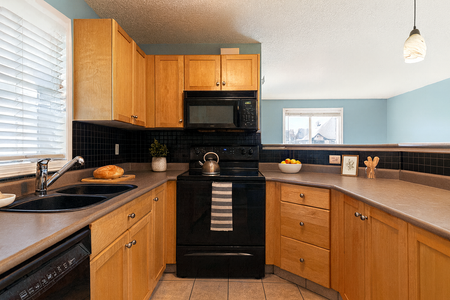 Top Floor 2 Bed Corner Suite In Mc Kenzie Towne. Heat And Water Included. Parking. - Photo 5
