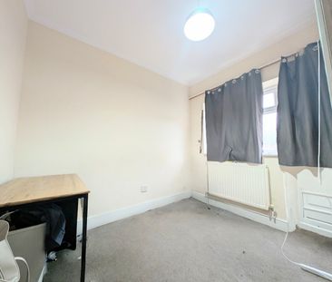 2 Bed Flat, Durnsford Road, SW19 - Photo 1