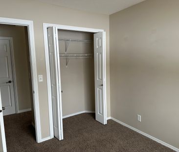 Spacious 2 Bed Apartment + Covered Parking included - Pet Friendly - Photo 1