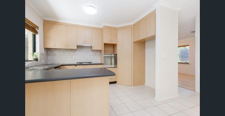 Spacious Street Front Villa - Photo 2