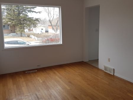 1929 WALLACE 2 BEDROOM HOUSE QUIET NEIGHBOURHOOD - Photo 5