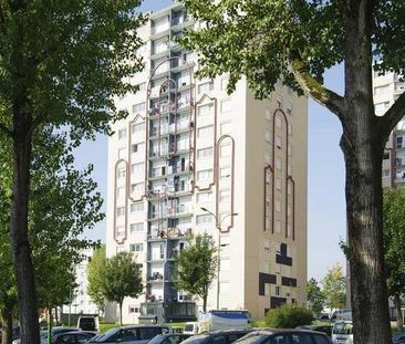 Dans immeuble avec ascenseur, appartement de type 4 comprenant salon avec balcon, cuisine semi-ouverte sur le séjour, 3 chambres, salle de bain avec baignoire, WC séparé , placards de rangement - Photo 4