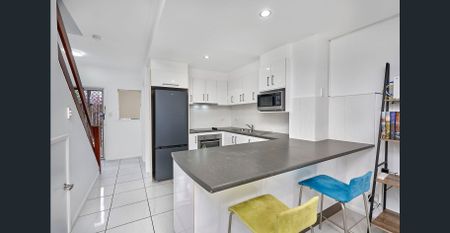 Fully Furnished Townhouse In A Convenient Location - Photo 5