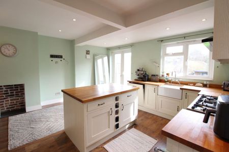 Dellney Avenue, Haywards Heath, RH16 - Photo 3