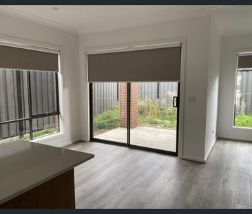 A PERFECT THREE BEDROOM HOME IN ROXBURGH PARK - Photo 5