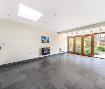 A fabulous ground floor self contained studio property with courtya... - Photo 2