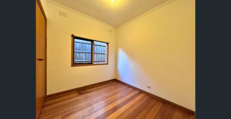 Spacious 4-Bedrooms Family House in the Heart of Balwyn (Maximum 6 Months Lease Term) - Photo 3