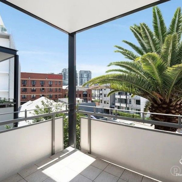 Urban Loft Living in the Heart of Teneriffe - Photo 1