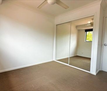 Beautiful 3-Bedroom Townhouse in the Heart of Hope Island â Your ... - Photo 4