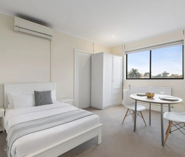 Light-Filled One-Bedroom Apartment Steps from Cafés & Parks - Photo 3