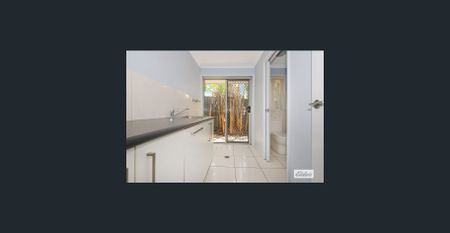 Large 5 Bedroom Home - Photo 5