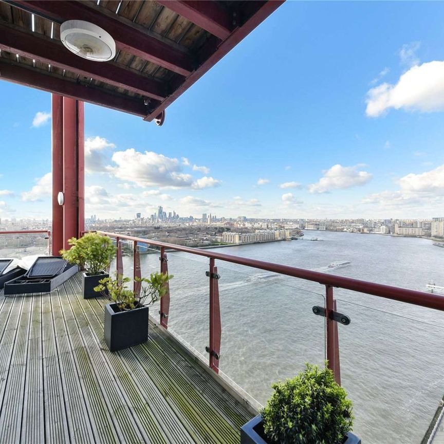 Offering panoramic views across the London skyline, is this exceptional 17th floor penthouse apartment which is conveniently located for Canary Wharf. - Photo 1