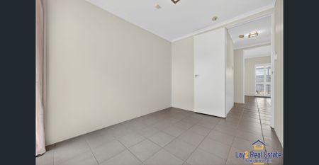 CONVENIENTLY LOCATED BRIGHT HOME - Photo 2