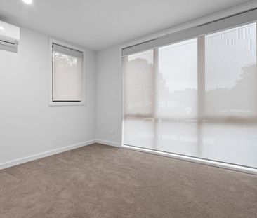 LIKE NEW TOWNHOME IN THE HEART OF ELTHAM VILLAGE SHOPPING CENTRE - Photo 4