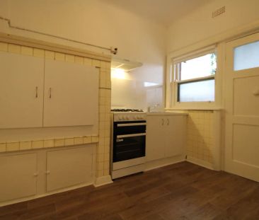 “Charming 2-Bed Art Deco Apartment Steps from St Kilda Beach” - Photo 4