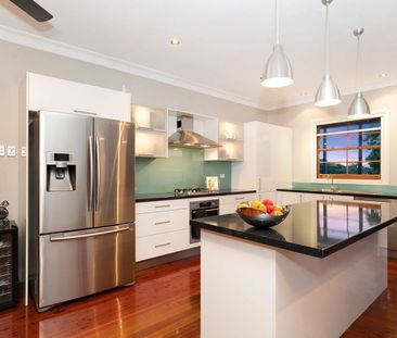 Comfortable Family Living with Pool, Deck & A/C - Photo 6