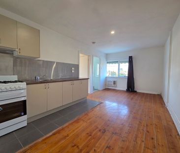 Neat and Practical Living with Everyday Convenience - Photo 2