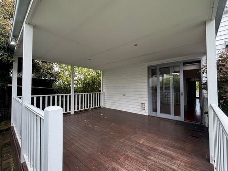 Ideal Location, 3 Bedroom Family Home, Workshop Area - Photo 5