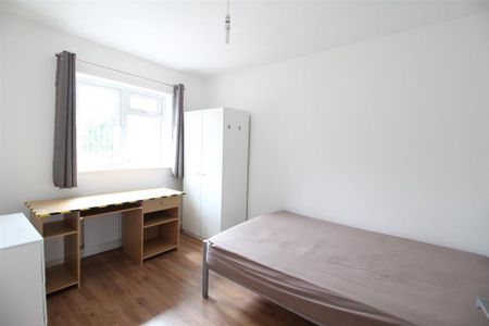 6 bedroom semi-detached bungalow to rent - Photo 5