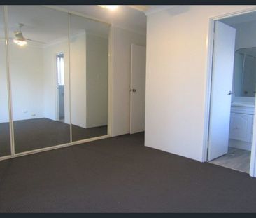 Spacious 4 Bedroom, 2 Bathroom - Photo 5
