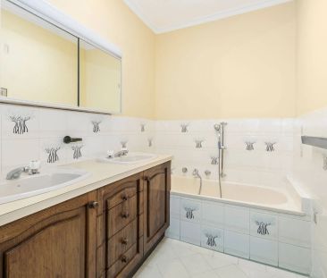 A BIG FAMILY CLASSIC WITH PLENTY OF SPACE! - Photo 2