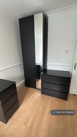 1 bedroom in a flat share to rent - Photo 3